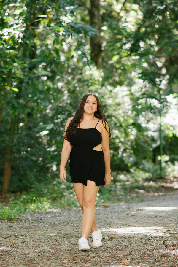 Look All Black: A elegância do vestido preto contrastando com a natureza. Estilo e atitude no ensaio de aniversário.