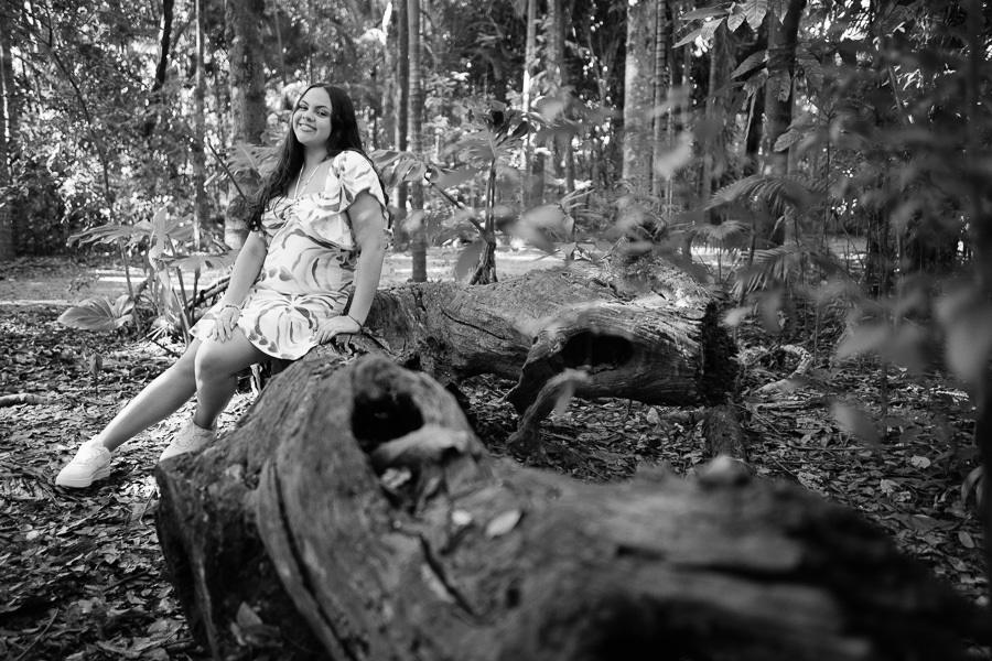 Texturas da natureza: Foto artística P&B sentada em troncos de árvores. Um toque rústico e poético ao book fotográfico.