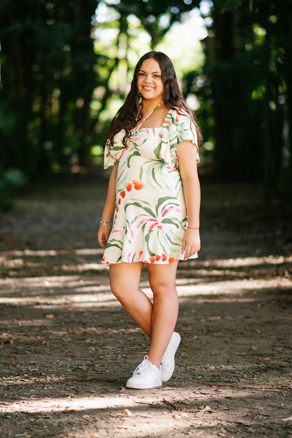 Movimento e liberdade: Camila caminhando levemente pelo parque. Fotos em movimento que trazem dinamismo ao álbum.