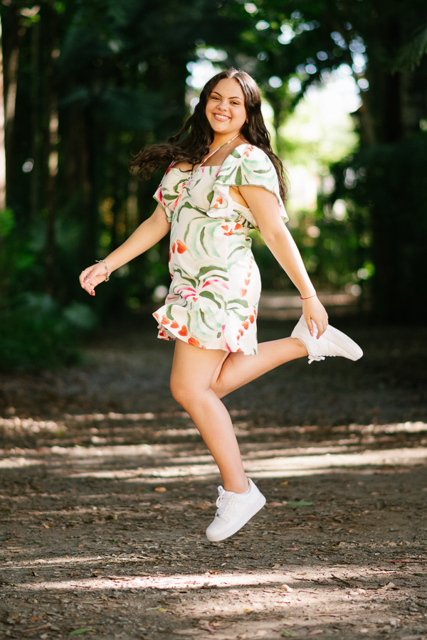 Explosão de alegria: O pulo divertido da debutante! Fotografia de 15 anos descontraída, capturando a energia da juventude.