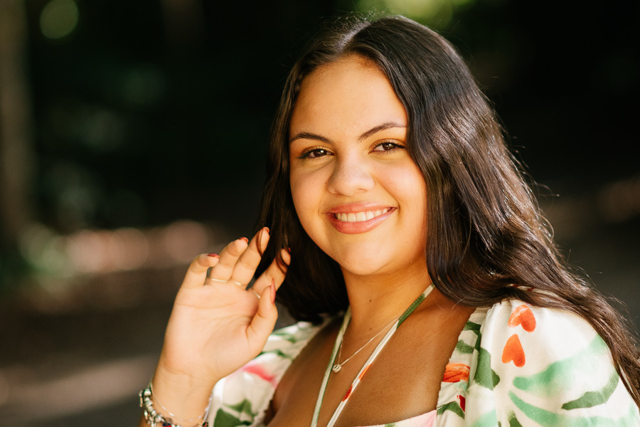 Golden Hour: A luz perfeita iluminando o rosto da Camila. Fotógrafo especializado em luz natural valorizando a beleza da modelo.