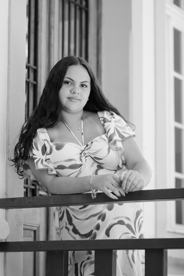 Retrato clássico P&B: A elegância do preto e branco destacando os traços da aniversariante. Memórias eternas dos 15 anos.