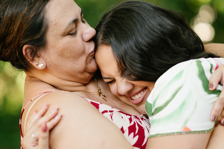 Amor de mãe e filha: Um abraço carinhoso para encerrar o ensaio. Fotografia de família registrando o apoio e união nesta data especial.