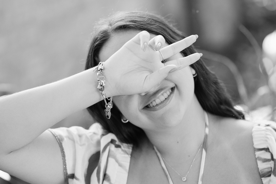 Detalhes que importam: Close-up artístico em P&B dos acessórios e joias da debutante. A delicadeza registrada no ensaio de 15 anos.