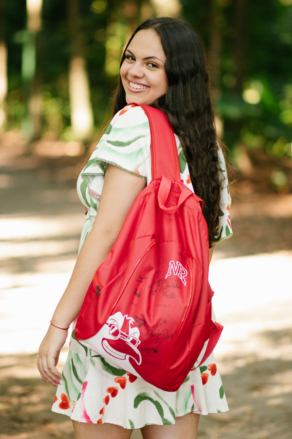 Estilo e personalidade: Camila compõe o look com acessórios vibrantes. Ensaio feminino moderno focando na moda e gosto pessoal da adolescente.