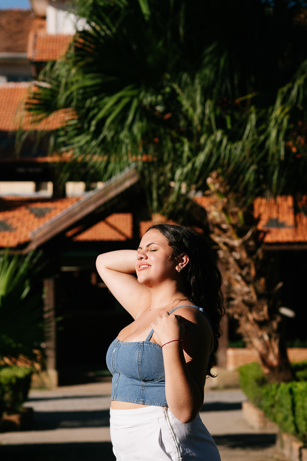 Poses criativas no chão: A conexão com a natureza e as folhas secas. Fotografia de 15 anos explorando ângulos diferentes e artísticos.