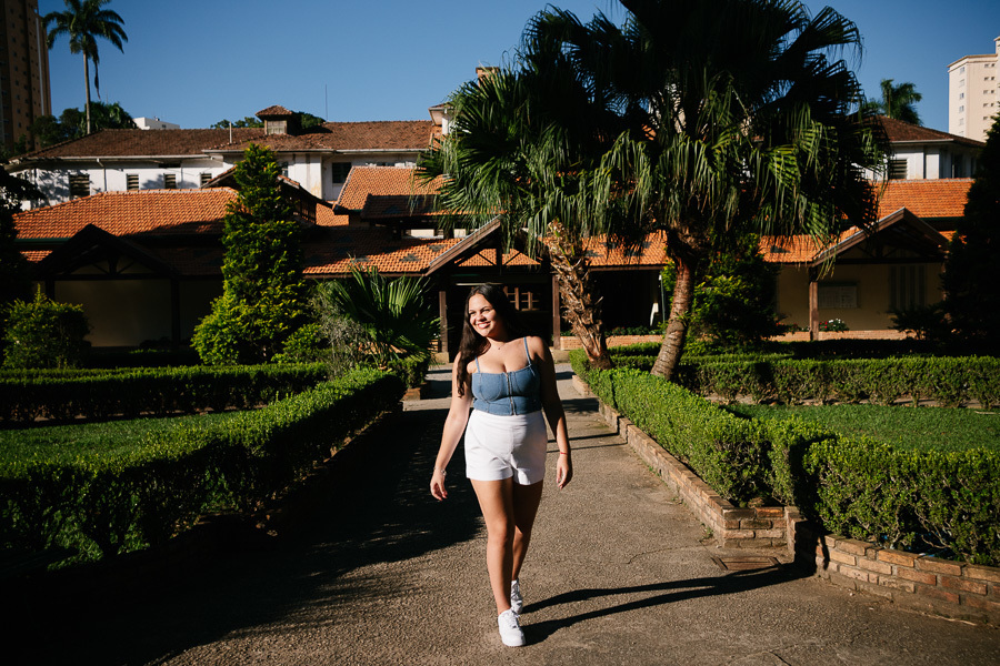 Cenário histórico: Camila caminhando pelas alamedas do antigo sanatório. A arquitetura do Vicentina Aranha compondo a beleza do book externo em SJC.