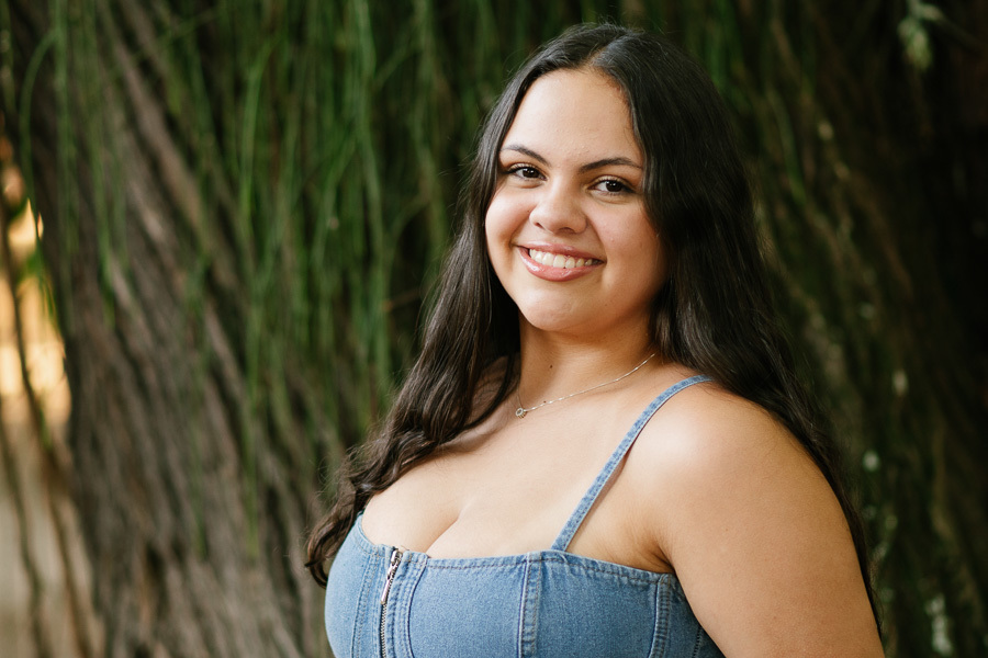 Retrato com desfoque de fundo: O destaque total para o rosto e o olhar sereno da Camila. A técnica perfeita para valorizar a beleza da debutante.