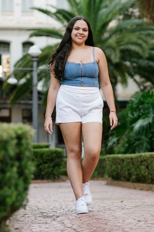 Natureza e texturas: A suavidade da debutante em contraste com os troncos das árvores. Fotografia externa aproveitando a luz natural do parque.