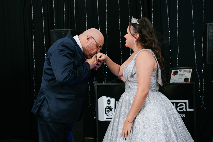 Cerimonial no Lisbon em Jacareí: O pai se ajoelha para beijar a mão da filha, um clássico gesto de amor.