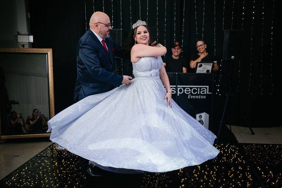 Valsa de 15 anos em Jacareí: O momento mágico e tradicional da dança com o pai no centro do salão.