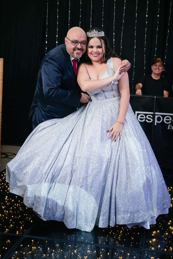 Coreografia de 15 anos: A elegância dos movimentos e a cumplicidade entre pai e filha durante a dança.