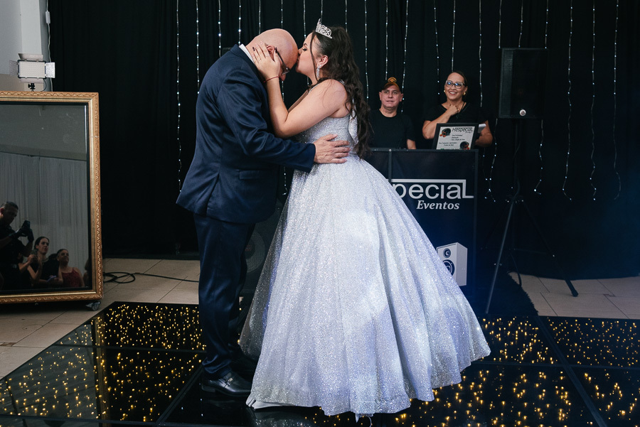 Dança com o príncipe: A postura elegante do casal de 15 anos, inspiração para festas em Jacareí.
