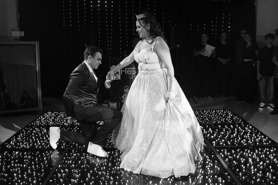 Cavalheirismo na festa: O príncipe se ajoelha diante da debutante, trazendo o clima de conto de fadas.