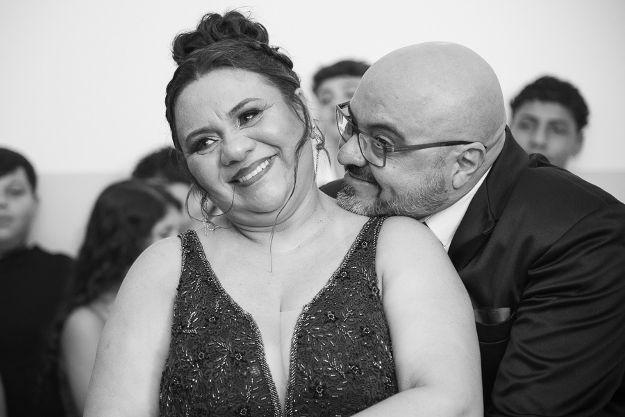 Emoção em família: O abraço apertado e cheio de significado após a valsa, eternizando o amor de pais e filha.