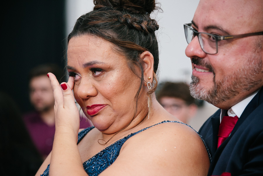 Fotografia documental de festa: A emoção crua e verdadeira da mae  chorando de felicidade.