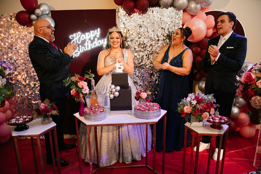 rotocolo de festa em Jacareí: A família reunida na mesa do bolo para o brinde em celebração aos 15 anos.