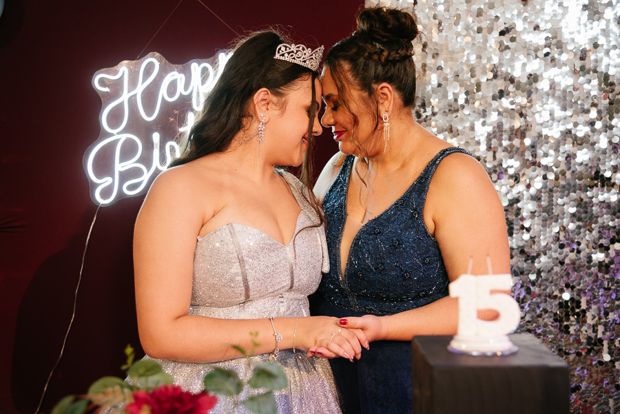 Conexão mãe e filha: Um registro cheio de afeto e elegância com a mãe durante a recepção no Espaço Lisbon.