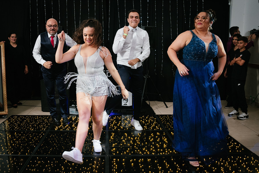 Amizade verdadeira: Foto descontraída com as melhores amigas vestidas de azul, celebrando juntas.
