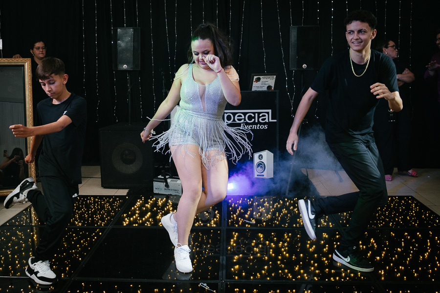 A hora da balada: Registro da pista de dança cheia, capturando a vibração e o movimento dos convidados.