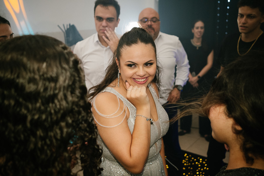 Estrela da noite: A debutante se diverte, canta e dança, comandando a animação da sua festa.
