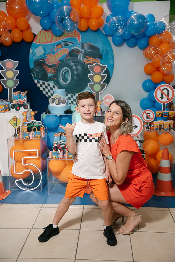 Uma família unida pela força e pelo amor, celebrando os 5 anos do João. Registrar essa base sólida é o coração da minha fotografia de aniversário infantil em Jacareí. Uma recordação da festa no Buffet Era Uma Vez.