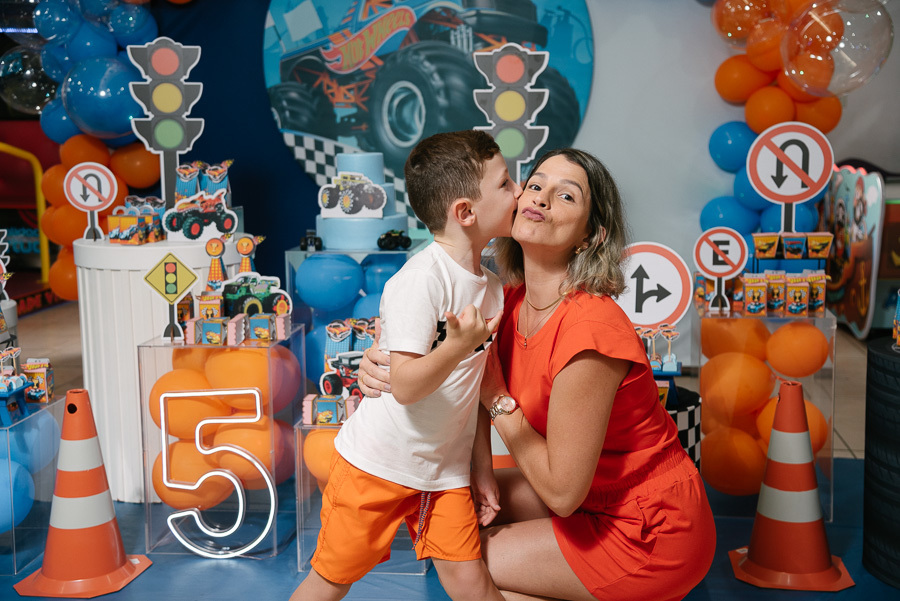 Acelera, João! A decoração temática de corrida deu o tom da alegria. Como fotógrafo de festa infantil em Jacareí, adoro capturar a vibração e as cores que tornam cada celebração única.