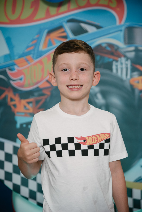 O sorriso de quem está prestes a viver um dia de muita velocidade e emoção. O retrato do aniversariante antes de se jogar na diversão da sua festa de 5 anos em Jacareí.