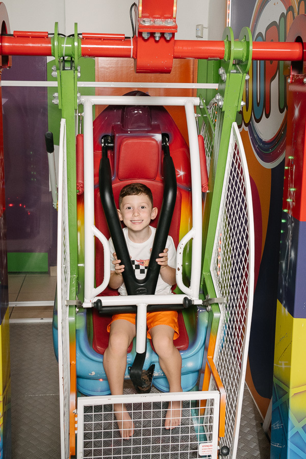 Aventura e adrenalina no Buffet Era Uma Vez! Capturar a emoção no rosto do João durante as brincadeiras mais radicais é a essência da fotografia de aniversário infantil.