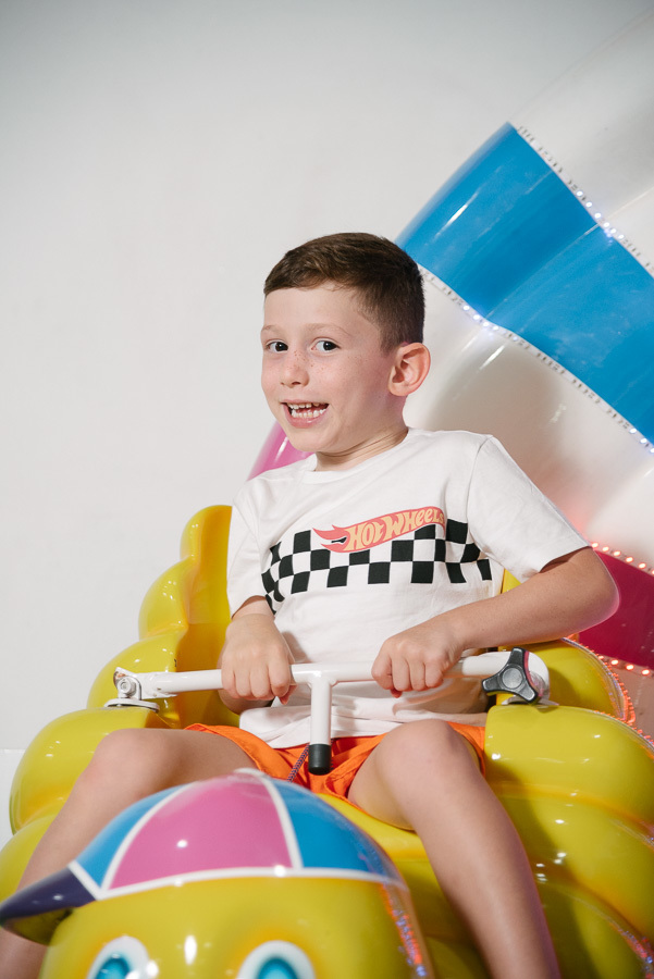 Um olhar de pura felicidade! Mesmo em meio a tanta agitação, um sorriso direto para a câmera. Como fotógrafo em Jacareí, estou sempre atento a essas conexões.