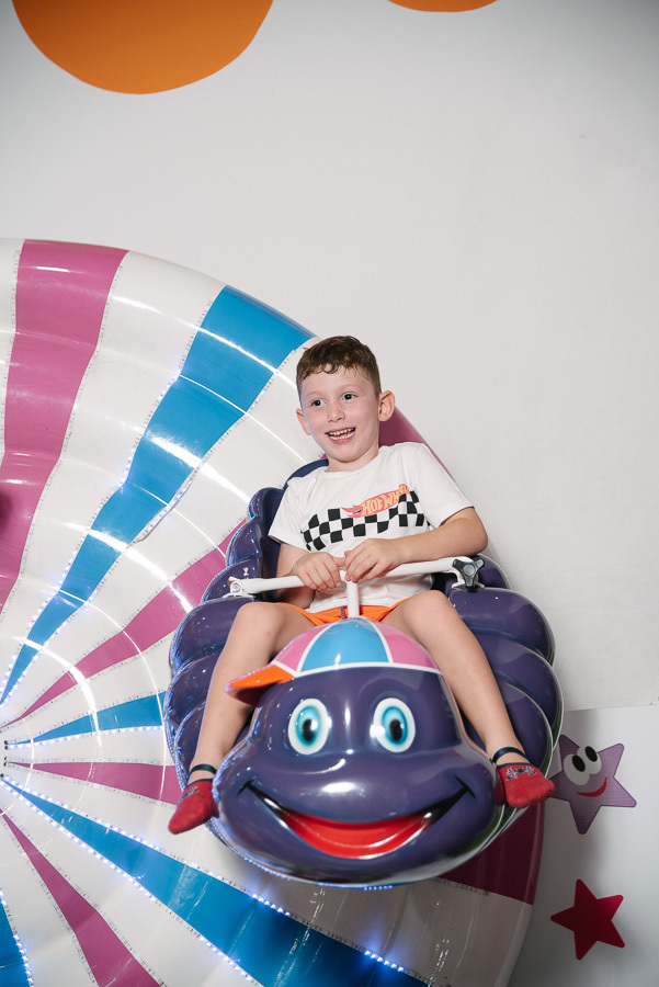 Saltando de alegria! A energia de uma festa infantil em Jacareí é contagiante. Meu trabalho é congelar essa energia em imagens que transmitem todo o dinamismo da celebração.