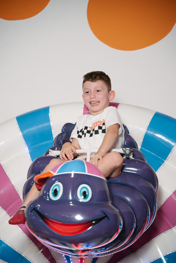 Cada pulo, um sorriso! A fotografia de ação é fundamental em um aniversário infantil. Exige um olhar rápido para não perder os melhores e mais divertidos momentos.