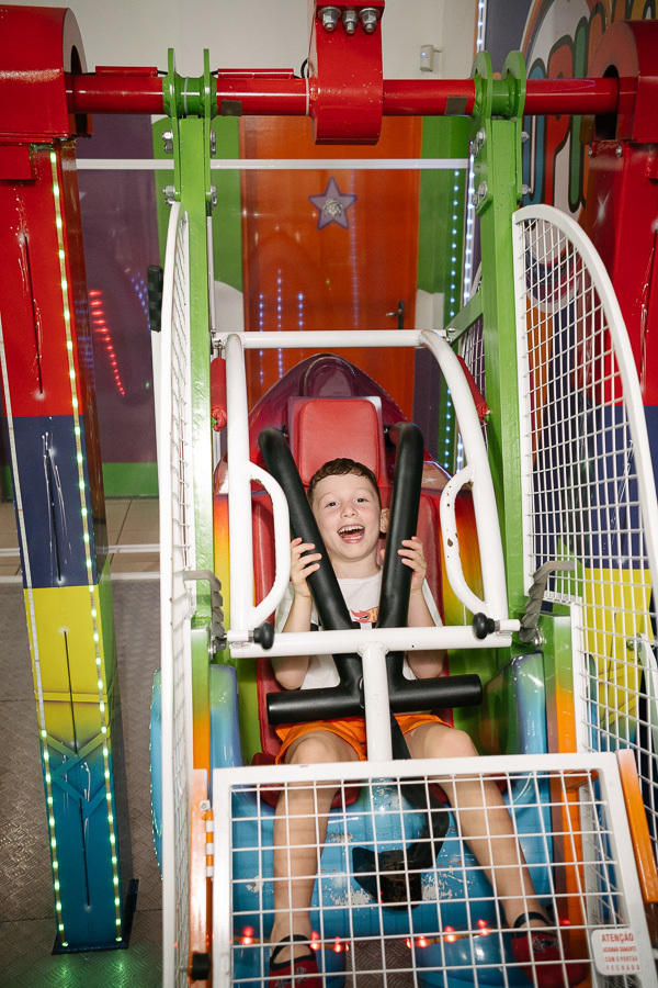 Aventura com os amigos! Registrar a interação do aniversariante com seus convidados é contar a história completa da festa. A amizade é parte essencial da celebração.