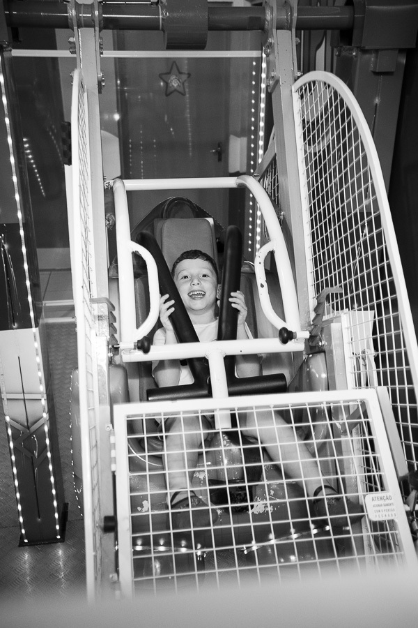 A coragem e a alegria da turma em um registro clássico. O preto e branco destaca os sorrisos e a emoção de compartilhar uma aventura radical com os amigos.