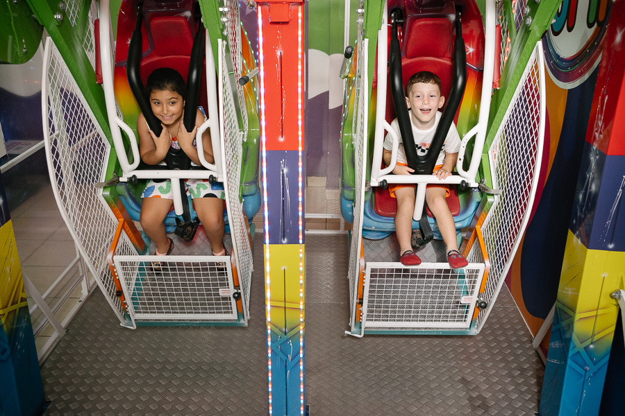 Companheirismo e diversão lado a lado. A fotografia de festa infantil em Jacareí também celebra os laços de amizade que marcam a infância.