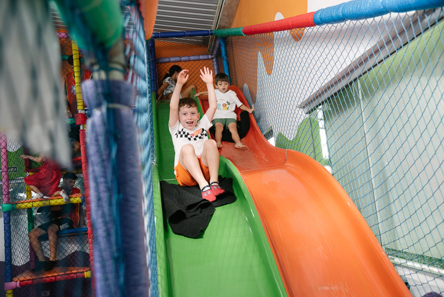 Até o último minuto de diversão! Meu trabalho como fotógrafo de aniversário é acompanhar o ritmo das crianças, garantindo que nenhum momento de alegria seja perdido.