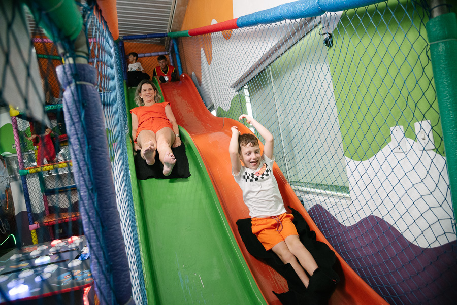 Um verdadeiro campeão! A fotografia de aniversário infantil também é sobre registrar as conquistas e a superação dos pequenos nas brincadeiras. Cada desafio, um clique!
