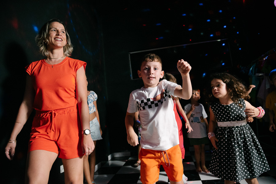 Hora da baladinha! A pista de dança ferveu no Buffet Era Uma Vez. Como fotógrafo em Jacareí, adoro registrar a energia da garotada se divertindo com os amigos.