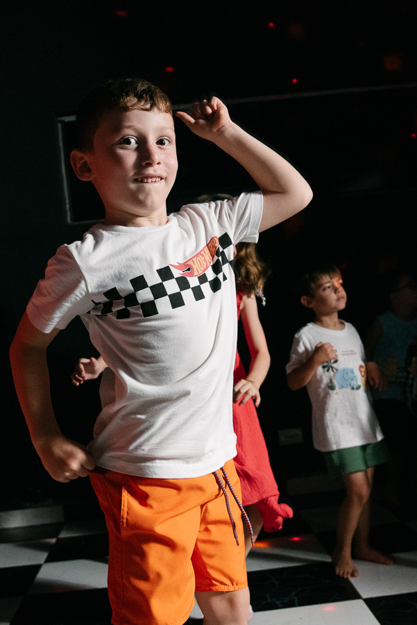 Com o aniversariante comandando a festa! A fotografia espontânea captura a alegria e a personalidade do João, que aproveitou cada segundo da sua celebração.