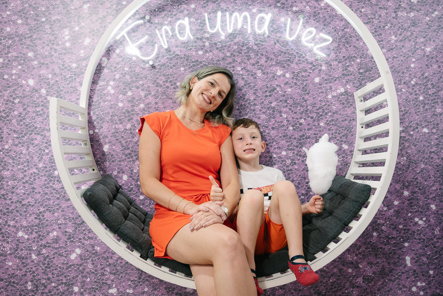 Um momento de calmaria e afeto. Em meio a toda a agitação, um registro que mostra o carinho e a conexão entre mãe e filho. Essencial em toda festa infantil.