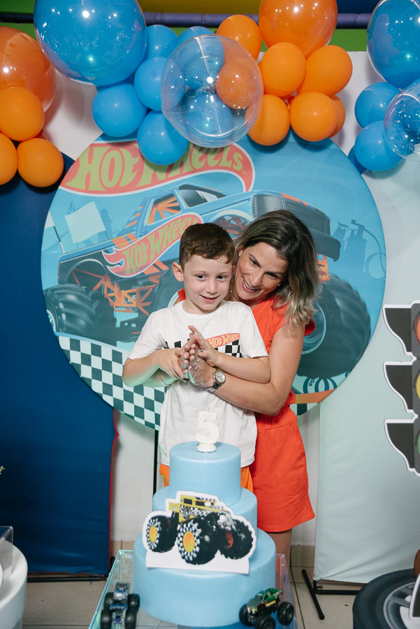 Sorrisos e cumplicidade em cada nova aventura. A alegria compartilhada entre mãe e filho é o que torna a fotografia de festa infantil tão emocionante de fazer.