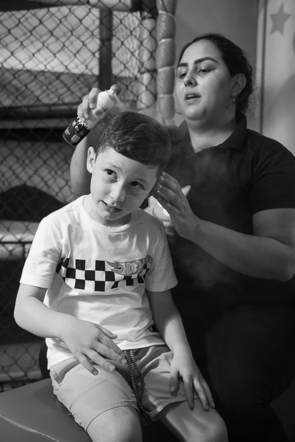 Um instante de serenidade. O preto e branco para destacar a expressão e os traços do João. Um retrato poderoso que revela outra faceta do aniversariante.