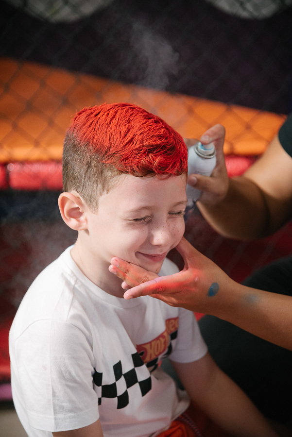 O estilo radical do aniversariante! O cabelo vermelho deu o toque final no look de piloto do João. A fotografia infantil que valoriza a personalidade e a atitude.