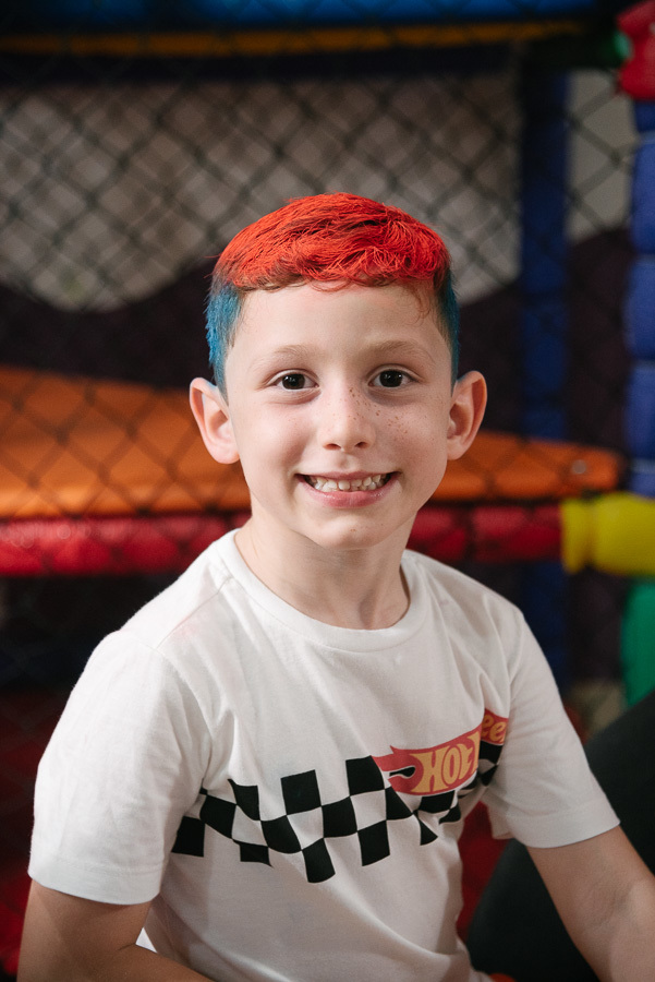 O sorriso de quem teve o melhor dia de todos! Um retrato que captura a satisfação e a felicidade pura. Essa é a melhor recompensa de uma festa de aniversário.