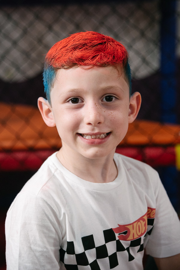 Cada ângulo, uma nova expressão. A versatilidade em retratos durante a festa infantil garante um material rico e diversificado para a família recordar.