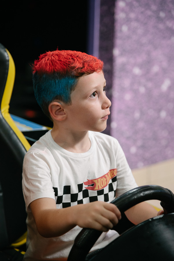 O olhar atento de quem não perde nada da sua festa. Capturar esses momentos de contemplação mostra a criança vivenciando plenamente sua celebração em Jacareí.