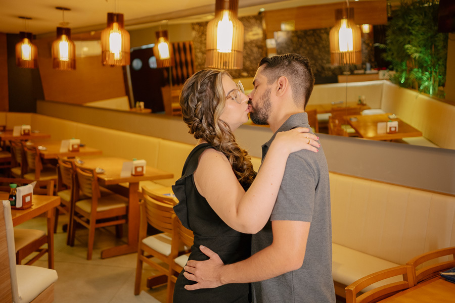 Ensaio Pré-Casamento Juliano e Tainara no Hioki Sushi, São José dos Campos. Como fotógrafo em SJC, registro momentos em locais afetivos com estilo lifestyle. Fotos de casal autênticas no Vale do Paraíba para inspirar seu pré-wedding. Confira!