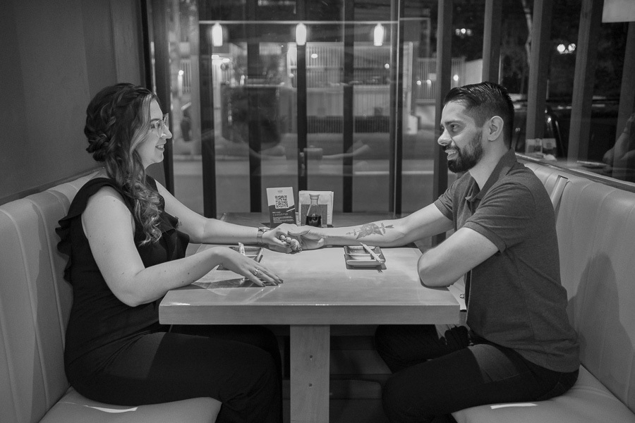 Foto P&B do ensaio pré-casamento de Tainara e Juliano no Hioki Sushi, São José dos Campos. Fotógrafo em SJC focado em momentos espontâneos e lifestyle. Registro afetivo de casal no Vale do Paraíba para o portfólio de fotografia de casamento e noivado.