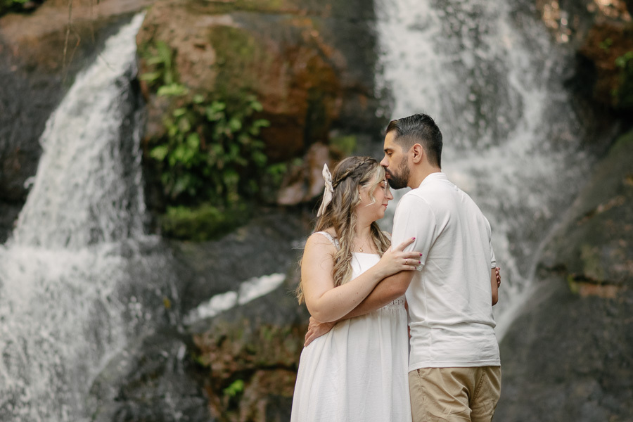 Ensaio pré-wedding de Tainara e Juliano na cachoeira. Como fotógrafo de casamento em São José dos Campos (SJC), registro a conexão real na natureza. Foto de casal romântica no Vale do Paraíba. Veja mais ensaios externos e lifestyle no meu site!
