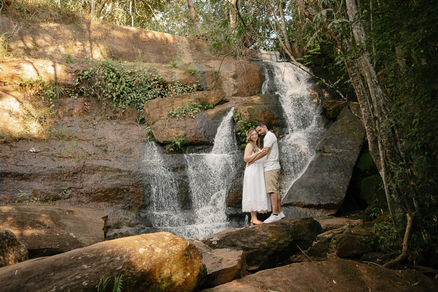 Ensaio pré-wedding de Tainara e Juliano em cachoeira. Fotógrafo de casamento em São José dos Campos (SJC) capturando momentos na natureza. Foto de casal externa e romântica no Vale do Paraíba. Inspire-se com esse ensaio lifestyle!